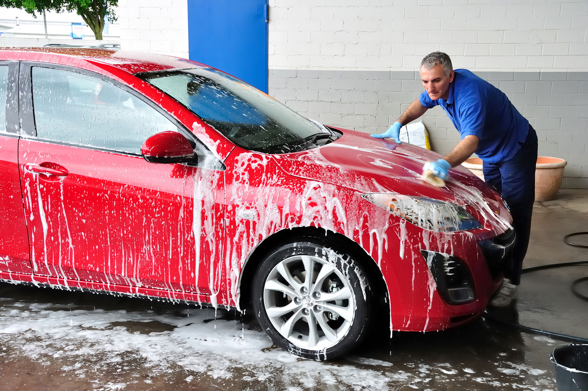 Можно ли мыть машину на даче. Мойка автомобиля. Экспресс мойка автомобиля. Красная машина на мойке. Моет машину.