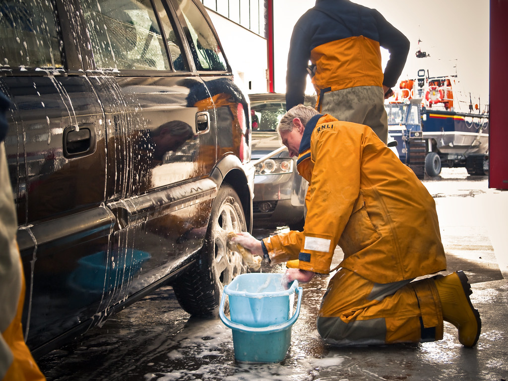 Когда можно мыть машину. Мойка автомобиля зимой. Мойка машины в Мороз. Моет машину. Автомобиль на мойке в Мороз.